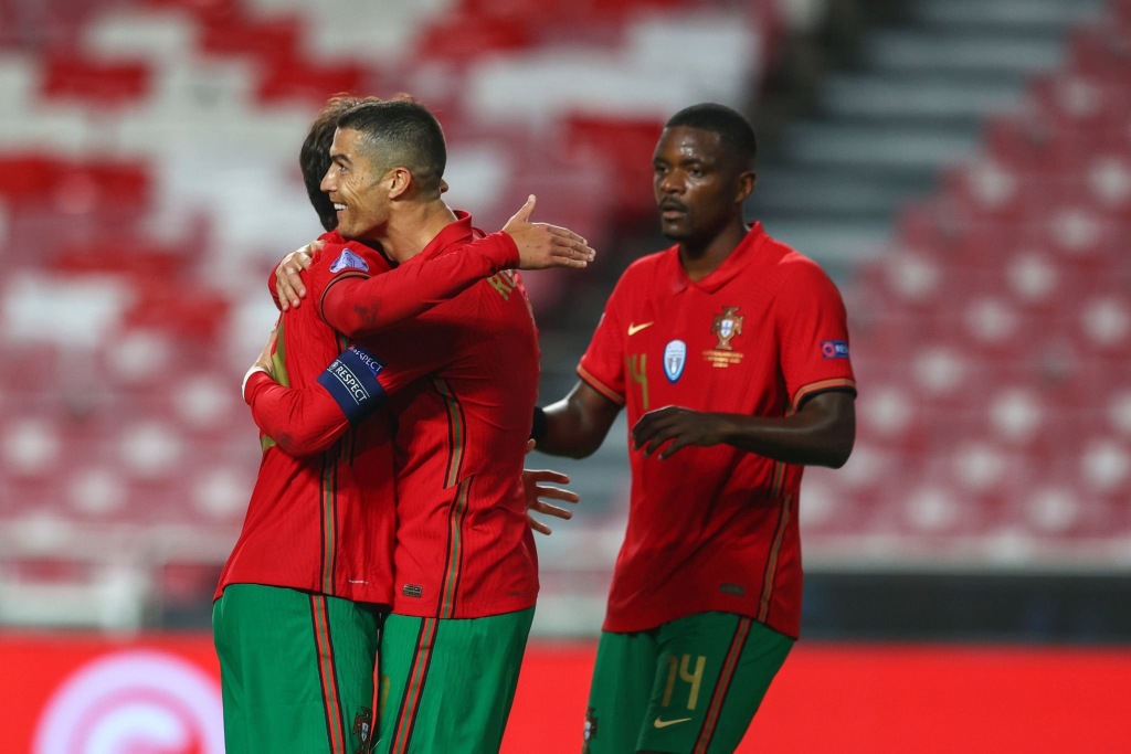 C罗|6个100+！C罗创足坛前无古人成就，梅西想追上都没有可能！