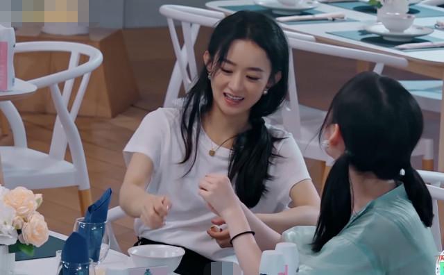 赵丽颖|赵丽颖剥蒜，拍她手上动作却被指甲盖吸引，是不是混日子一目了然