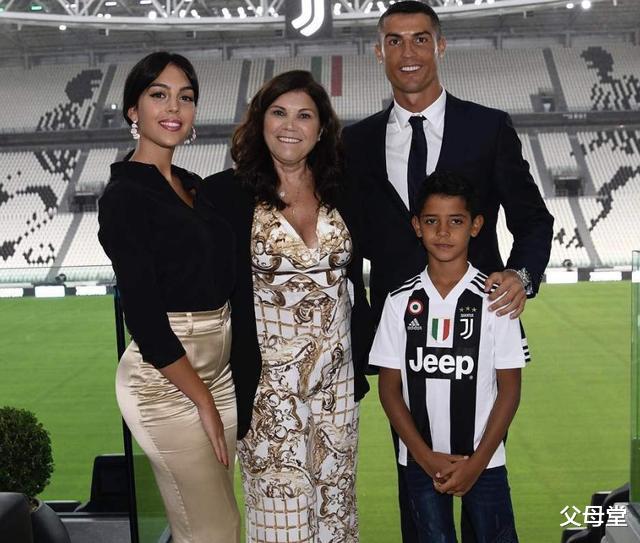 C罗|C罗求婚成功！征服他的竟然是个柜姐，堪称“现实版王漫妮”逆袭