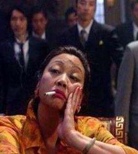 「元秋」被周星驰三请出山,指着成龙洪金宝鼻子骂,包租婆元秋凭什么狂?