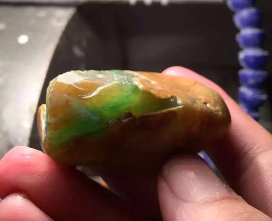 『翡翠』夜市地摊2000捡漏的一块翡翠原石，开窗后行家哭了，咋回事？