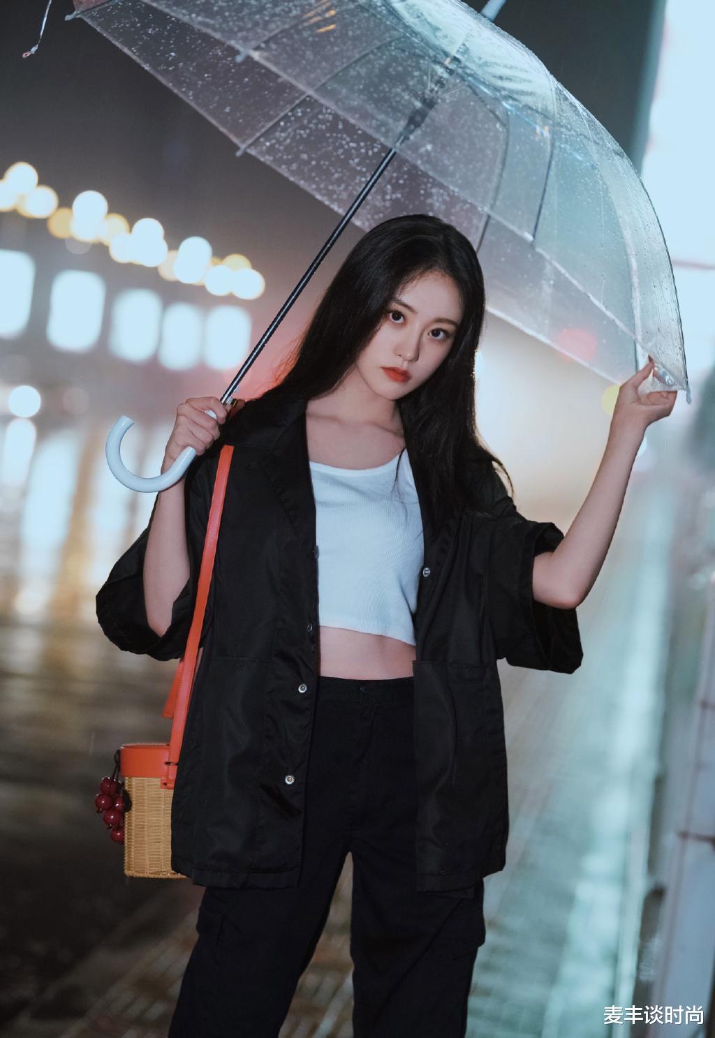 祝绪丹|不愧是杨幂旗下实力派小花，祝绪丹露脐装配黑外套，打伞都好霸气