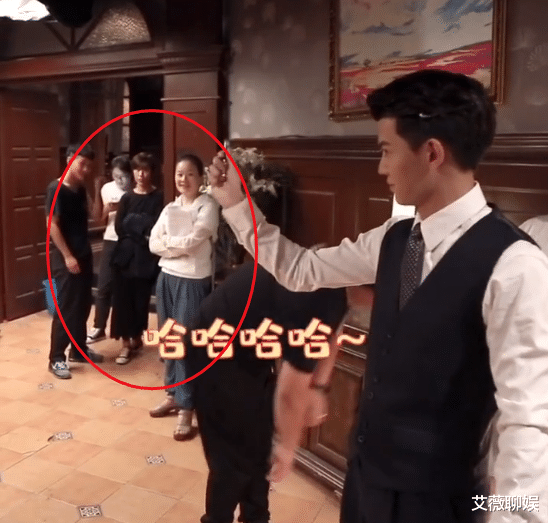 「任嘉伦」任嘉伦新剧花絮，身后注视他的女孩颜值太高，嫂子“派”来查岗的？