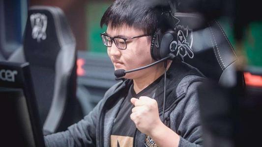 Uzi@Uzi直播想上学，自曝初中文化，韩服打英文被队友狂发问号