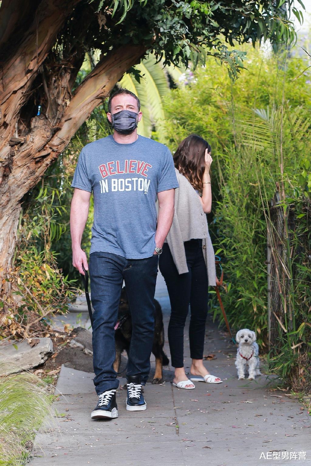 「本·阿弗莱克」男友力爆表!48岁本·阿弗莱克女友被狗仔队追拍,对镜头怒目而瞪