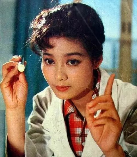 潘虹▲八十年代的第一美女龚雪；九十年代的第一红星潘虹