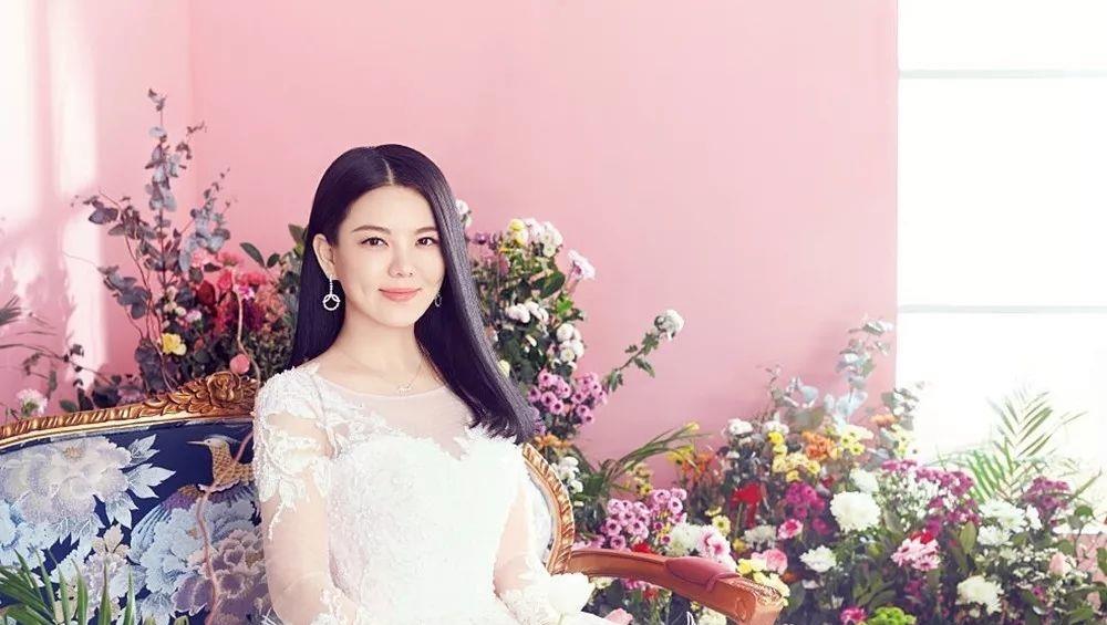 李湘|李湘通过瘦身重回颜值巅峰,身上也穿上了高级的衣服