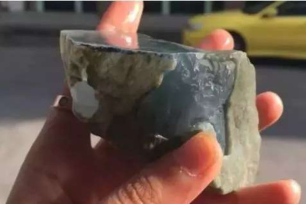 『』低价入手的小灯泡,切出8件高冰翡翠,货主笑得合不拢嘴!