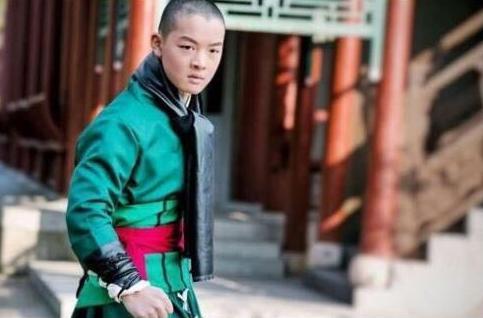 『周星驰』他因长得丑被父母抛弃,被周星驰看中教他成才,今一表人才