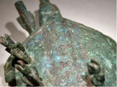 |老人河边钓鱼竟钓到“乌龟”，背上刻满了文字，专家：价值连城