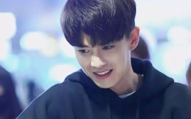 《锦衣之下》的任嘉伦每天要回家带孩子，吐槽赵丽颖找自己要剧透