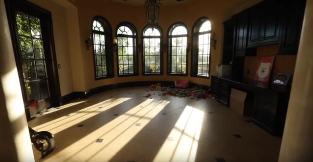 美国网红豪掷一亿买下一万平城堡，网友：在深圳只够买500平