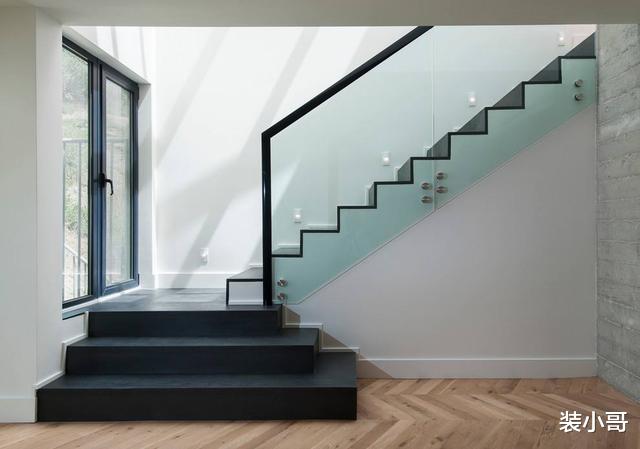 老年小妙招|复式房楼梯怎么装？注意这4处的设计，爬楼轻松还能收纳衣物！