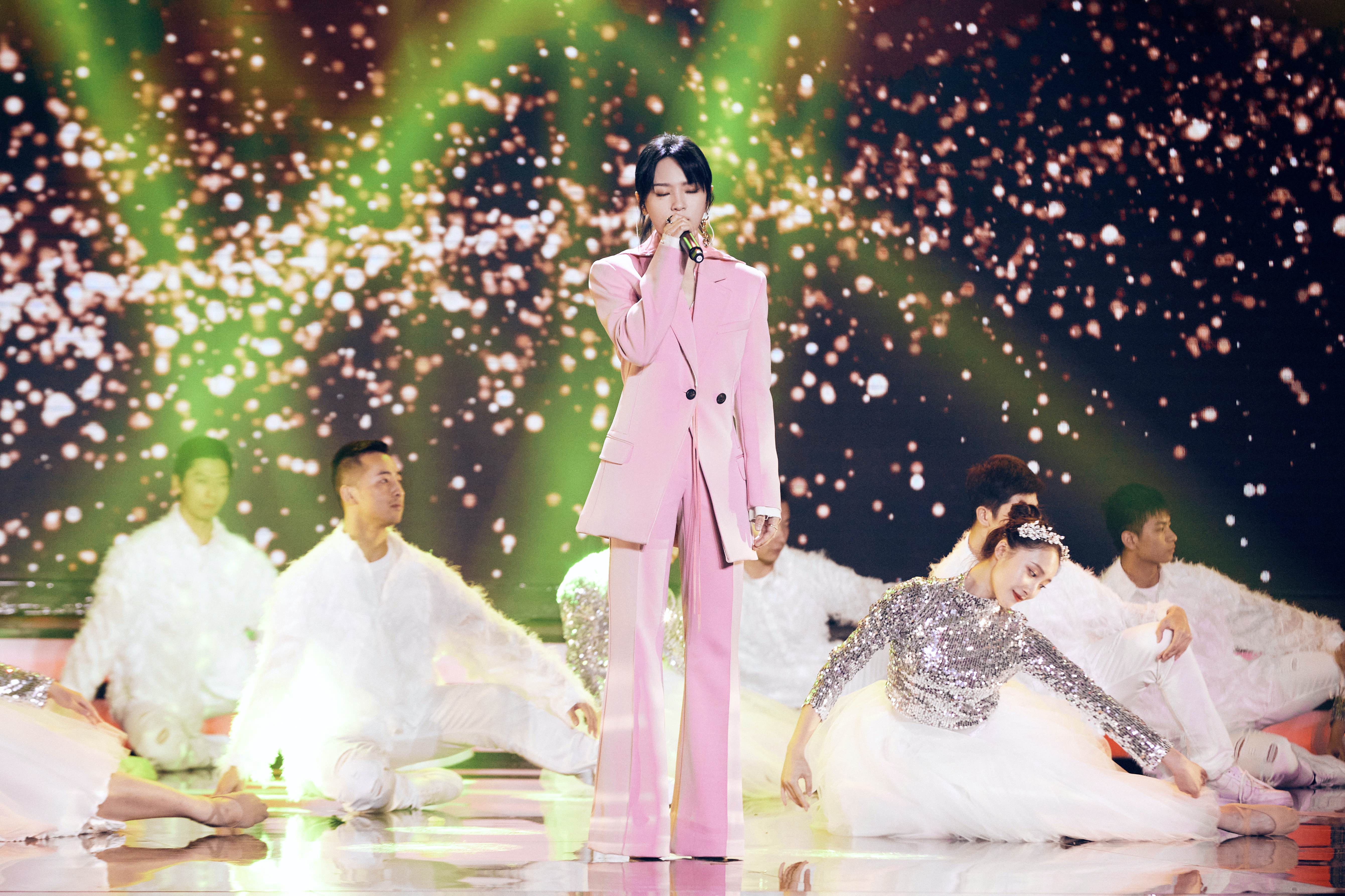 周笔畅|周笔畅亮相时代报告剧《在一起》晚会 首唱新歌《聚光》致敬抗疫英雄