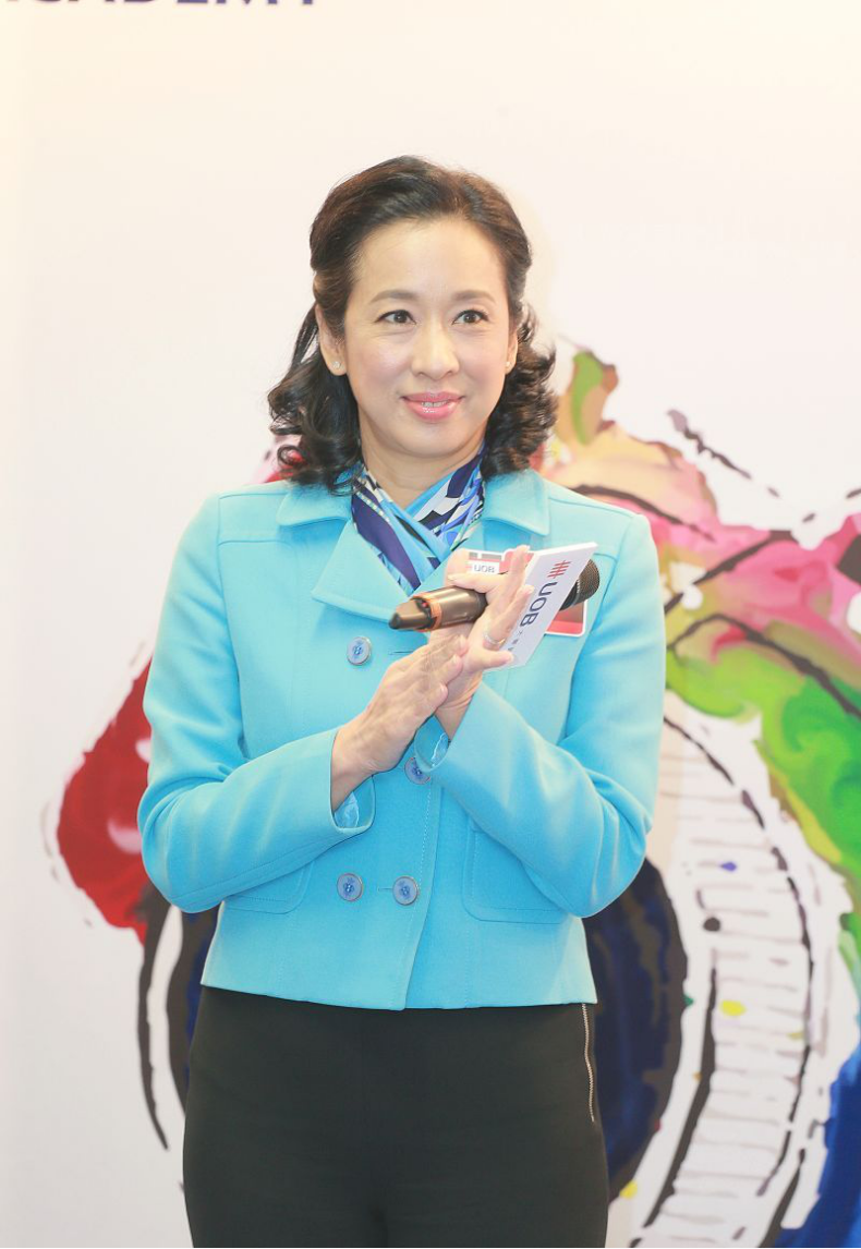 穿衣搭配|朱玲玲随便站着都有名媛范，一身显年纪打扮，也能穿出时髦高级感