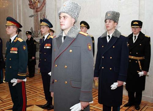 ##军官和士兵训练服上的肩章，中国军队为什么取消了？说来话长