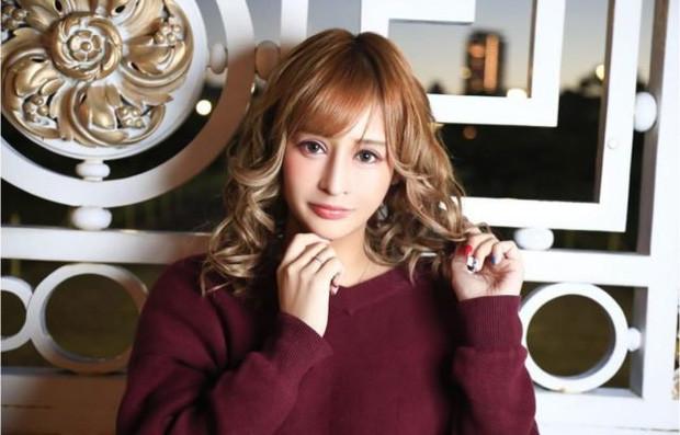 睹图|女子因长相丑陋遭嘲笑，十年整容上百次，如今成老板月入四千多万