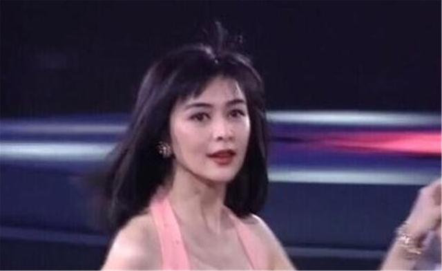 关之琳|关之琳大方晒卧室，床头的两条锁链实力抢镜，网友：有啥用？