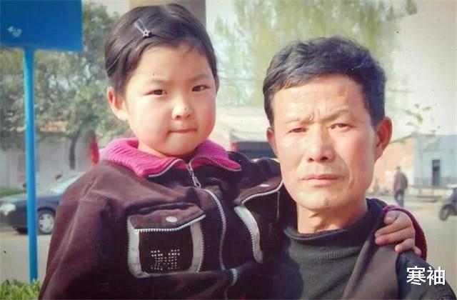 寒袖|老人垃圾堆捡一弃婴，16年辛苦抚养成婀娜少女，如今家中噩耗不断