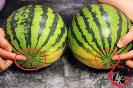 #西瓜#挑西瓜不要拍来拍去了，老瓜农教你一招，包你皮薄汁多还很甜！