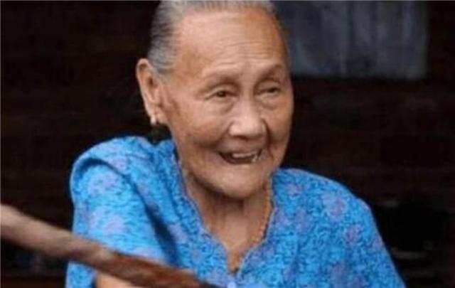 小志的历史观点|河南百岁老人去医院看病，因无意间露出胳膊，医生悄悄报了警