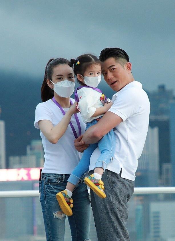 #郭富城#郭富城带3大女儿亮相萌态十足被赞好好看，冲镜头打招呼毫不怯场