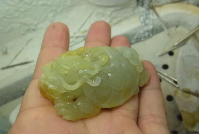 翡翠|3000拿下的一块黄皮翡翠原石，加工雕刻后，朋友想用高价收购！