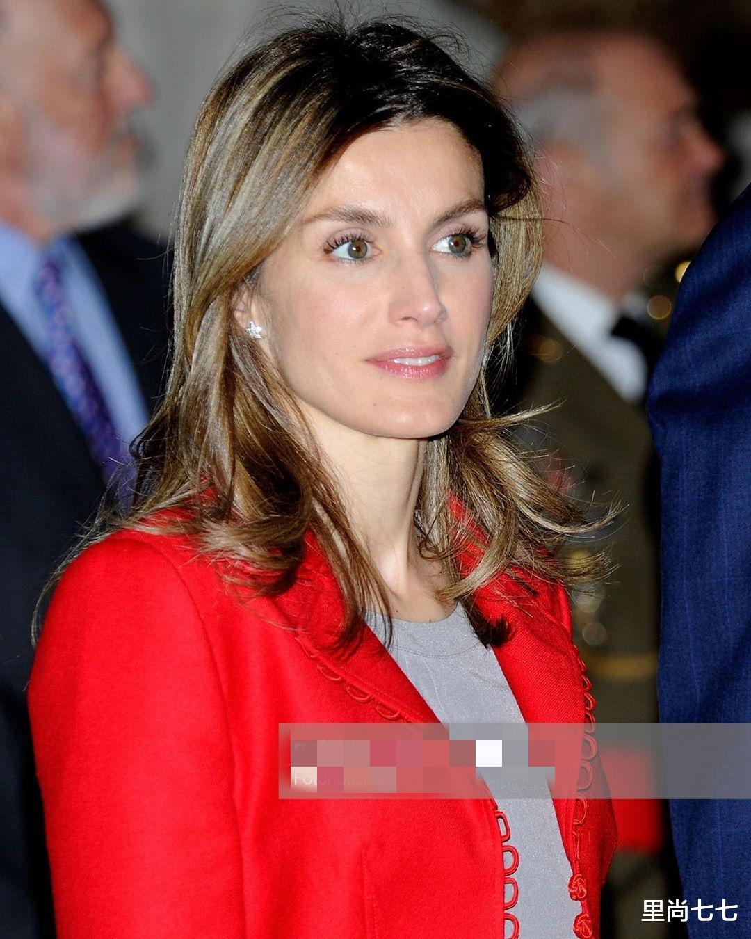 「莱蒂齐亚」西班牙王后公开露面老太多，裤子皱皱巴巴显邋遢，额前头发已花白