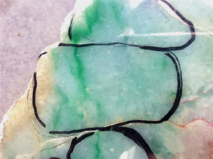 「」放地摊十年的翡翠原石无人顾问，夫妻当场血本买下，切开乐不思蜀