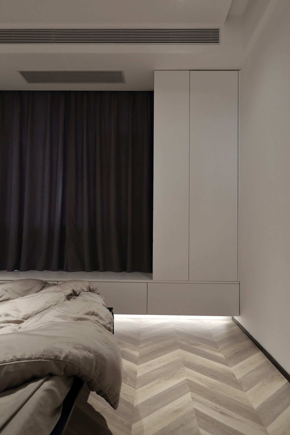 |他家130㎡三居室，一人独住，装修花费40W，客厅现代简洁清爽自然，浴缸放阳台，豪气，忍不住晒晒