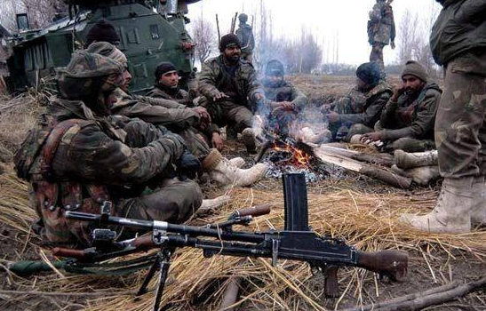 #印度#印军10万精锐齐聚边境，赶走大量边民，在制高点架设重机枪