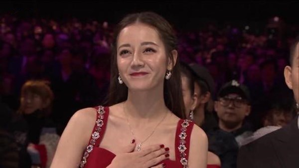 迪丽热巴|热巴衣服领口意外滑落，发现记者在拍照时，她下意识的反应亮了