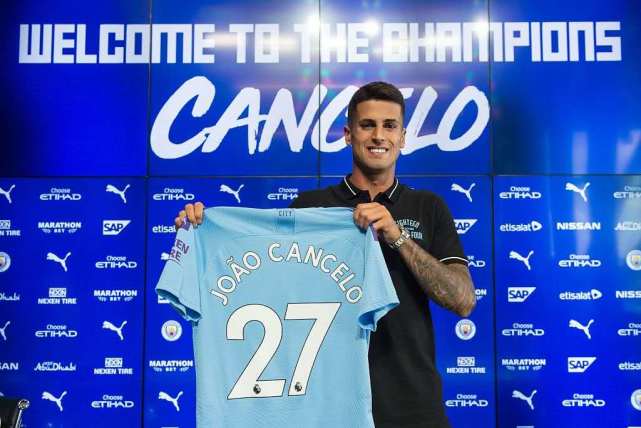 曼城@全欧洲就一个右后卫？5年换5队，如今又被球队当筹码