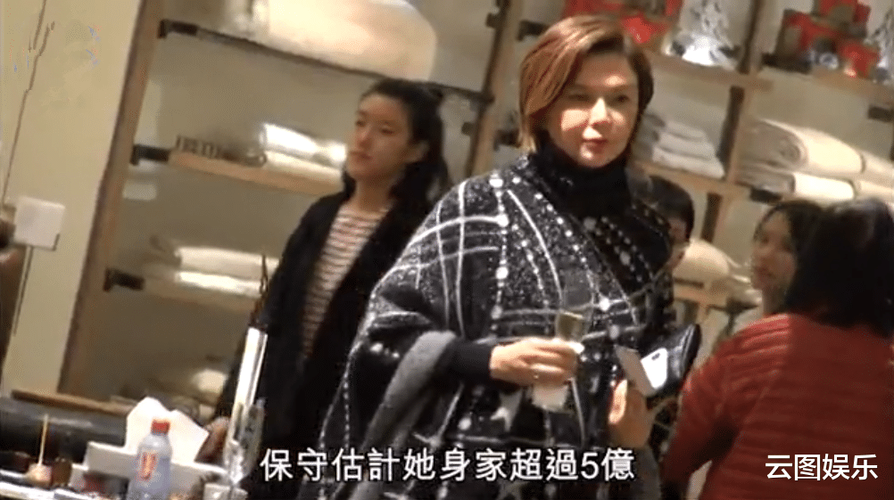 |关之琳罕见展示卧室,色调简单干净整洁,床边两条“锁链”太抢镜