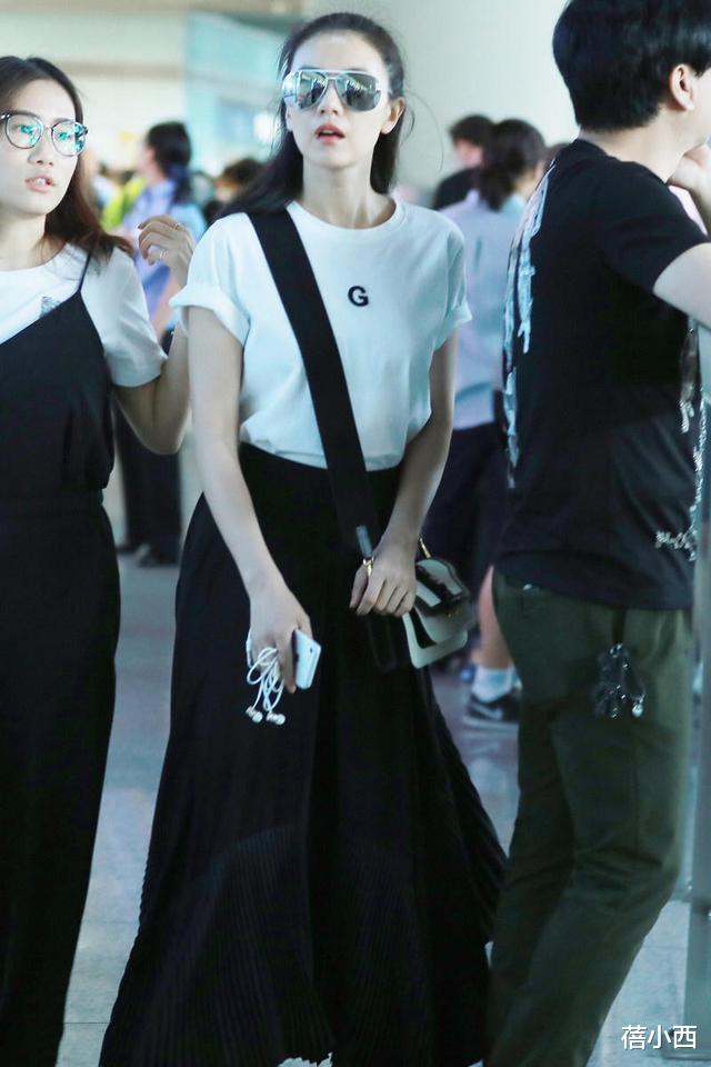 【半身裙】高圆圆终于换发型，穿白T恤配黑色半身裙走机场，半扎发型更气质