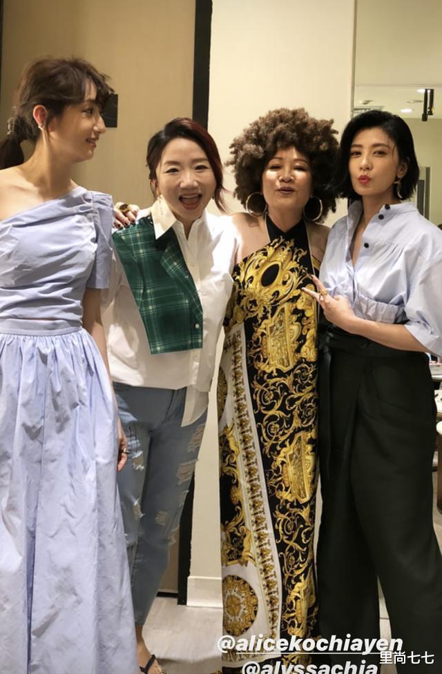 贾静雯|贾静雯新剧开机，剪短发嫩成大姑娘，同框小11岁柯佳嬿烫发显老气