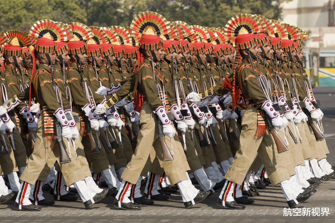 印度閱兵訓練緊鑼密鼓，150人感染新冠敲響警鐘，麻煩還在後頭-圖2
