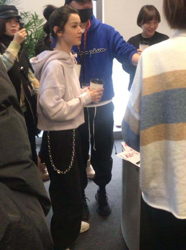 生图@哈妮克孜活动生图被疯传，离开美颜滤镜后：真实颜值成焦点