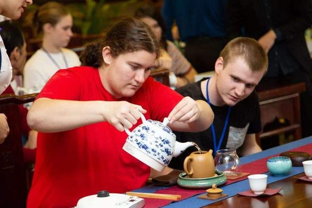 |网友请吃饭，却只点了一道菜，刚想起身走人，看到菜后“傻眼”