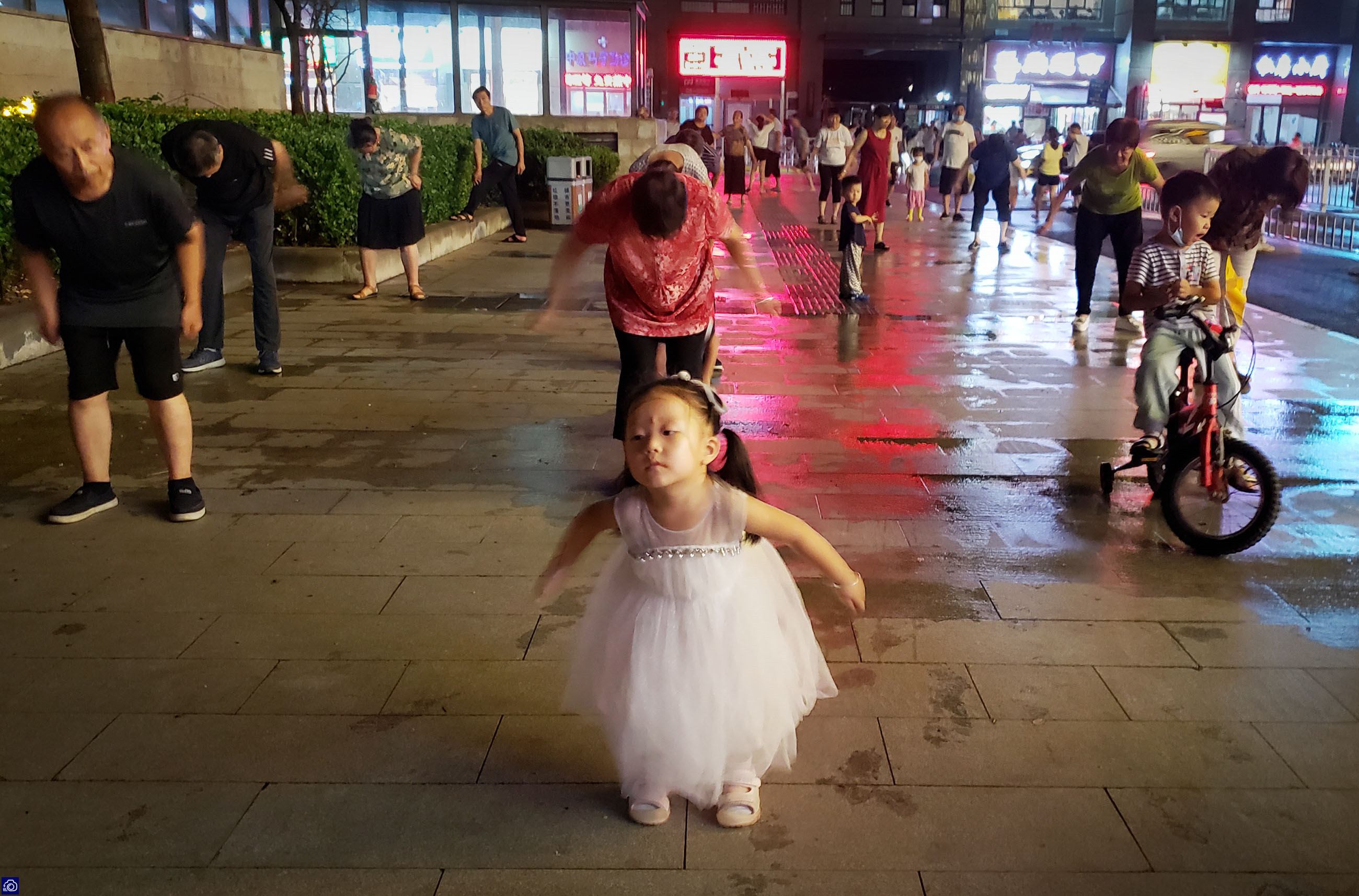 常镜头|“广场舞王”年仅3岁，一天跳2个小时，每次出门带两瓶水全喝光