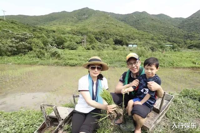 「郭晶晶」霍启刚赞郭晶晶抗疫功臣，搞定小朋友和物资，在家防疫不烦恼