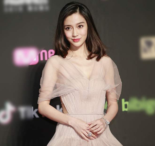 陈雅婷|有种“50度灰”礼服是陈雅婷，怪不得王思聪沦陷，看了都会“小鹿乱撞”！