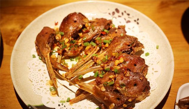 「秋刀鱼」带同事去小叔店吃夜宵，一桌菜只收100元，结账时弟媳脸都黑了