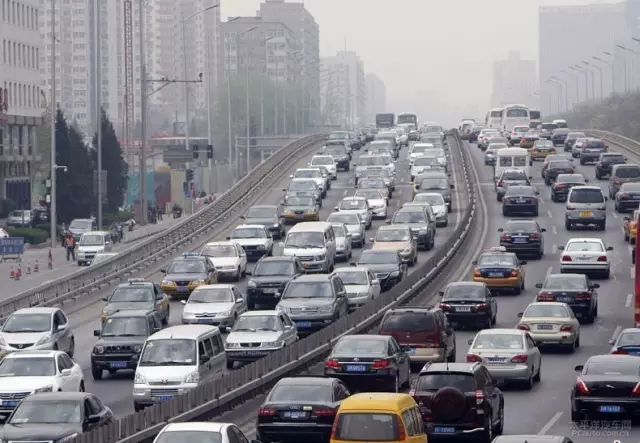 堵车|国庆堵车大赏，踢毽遛狗常规操作，高速上钓鱼你见过？