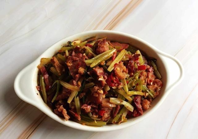 『虫草花』天气再热，我家饭菜也绝不凑合，3菜1汤端上桌，网友：家人真幸福