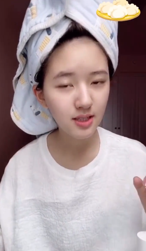 赵露思▲原来赵露思真人长这样，直播护肤不能化妆，素颜让人瞬间转粉