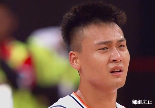 姚明|卫冕冠军遭吊打,杜锋一到暂停就开骂,谁注意到姚明的举动