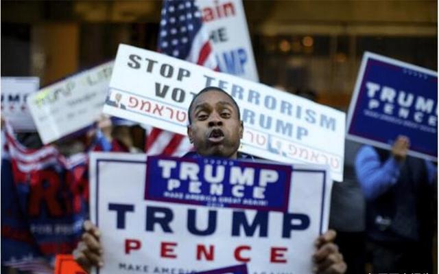 美国|连任稳了！特朗普绕过国会，签署多份决案，美民众振奋不已：总统万岁！