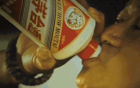 吴京|这都是什么神仙操作？吴京对瓶吹，喝的两眼泪才发现没有拔瓶塞