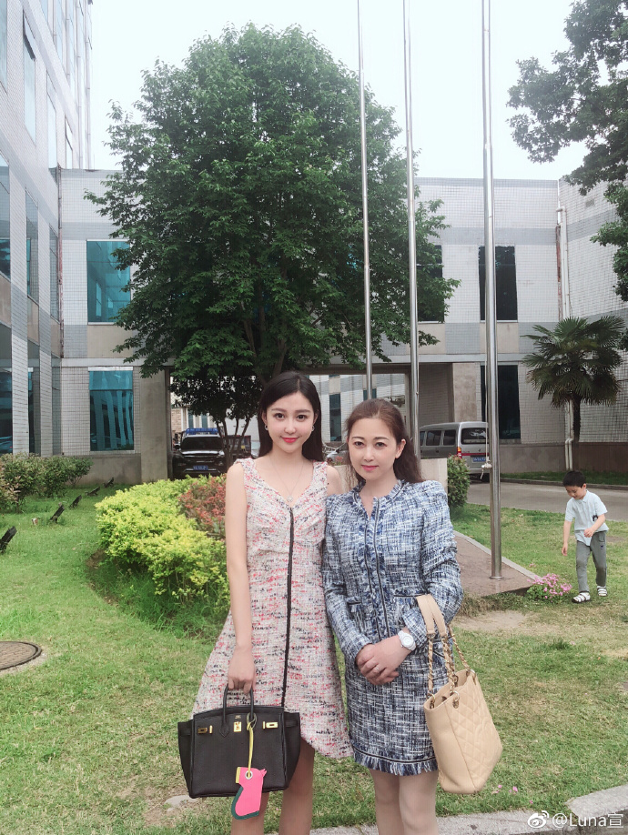 潘玮柏|潘玮柏官宣结婚喜讯，岳母照片被曝光，一身奢侈品与女儿同框像姐妹